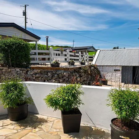 Margaret's Cabin, Log With Hot Tub & Bay View, Carrigart Apartmán