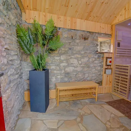 Luxury Log With Private Hot Tub & Sea Views *