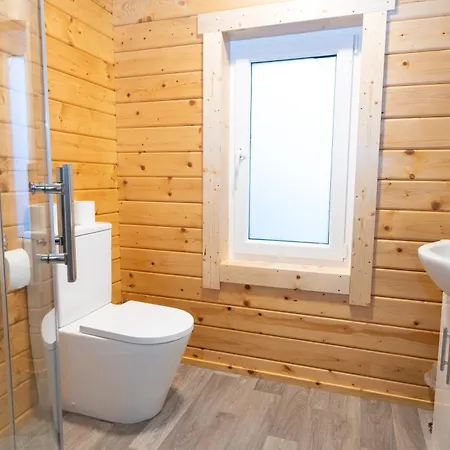 Margaret's Cabin, Log With Hot Tub & Bay View, Carrigart דירה לטרקני