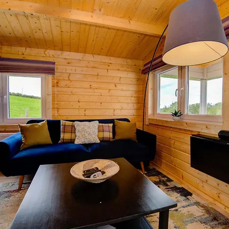 Margaret's Cabin, Log With Hot Tub & Bay View, Carrigart Apartmán