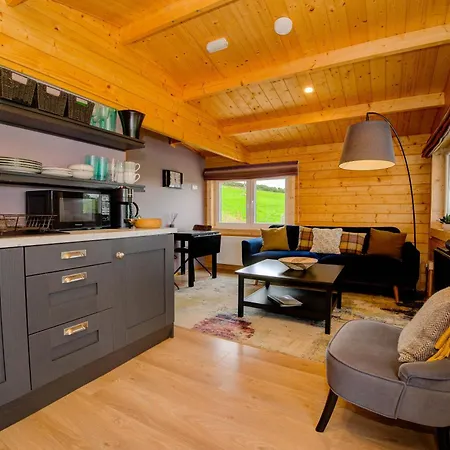 Luxury Log With Private Hot Tub & Sea Views *