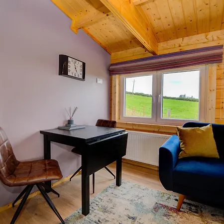 Luxury Log With Private Hot Tub & Sea Views *