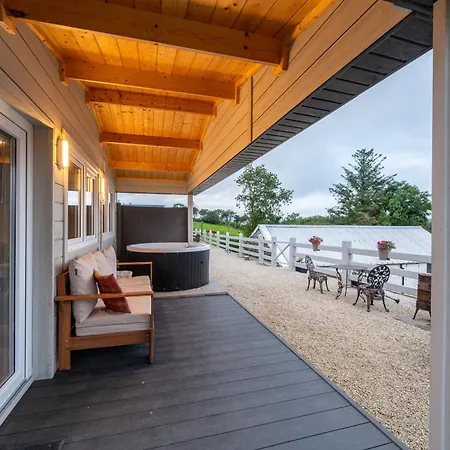 Luxury Log With Private Hot Tub & Sea Views