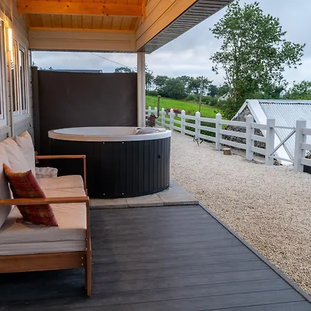 Luxury Log With Private Hot Tub & Sea Views *