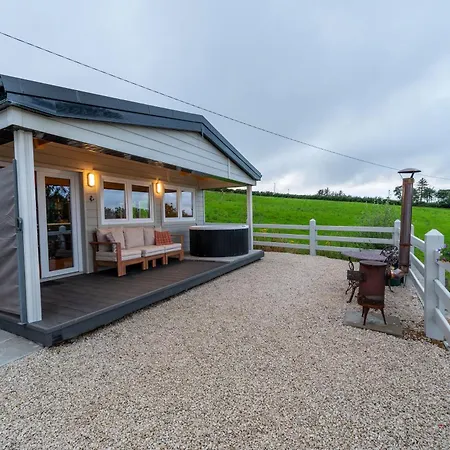 Luxury Log With Private Hot Tub & Sea Views Apartment *