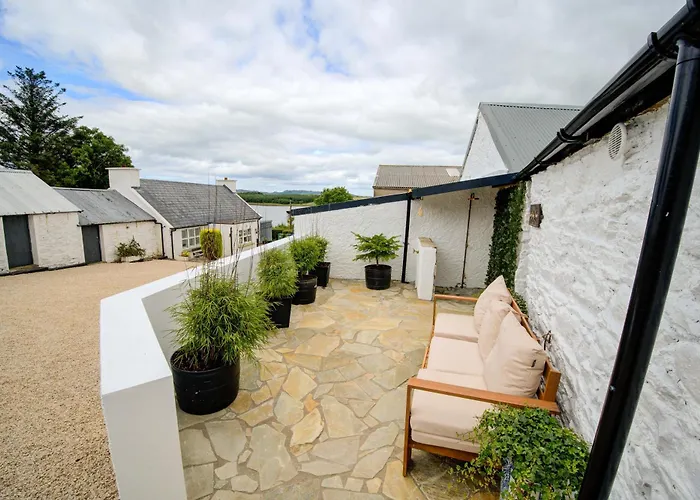 Luxury Log With Private Hot Tub & Sea Views *