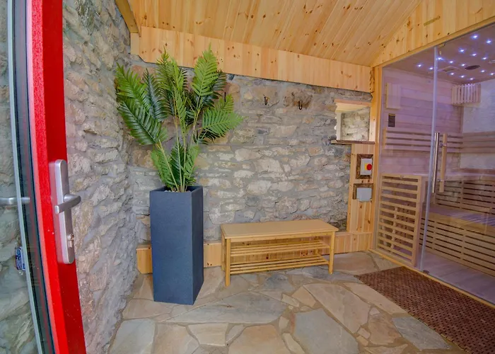 Luxury Log With Private Hot Tub & Sea Views *