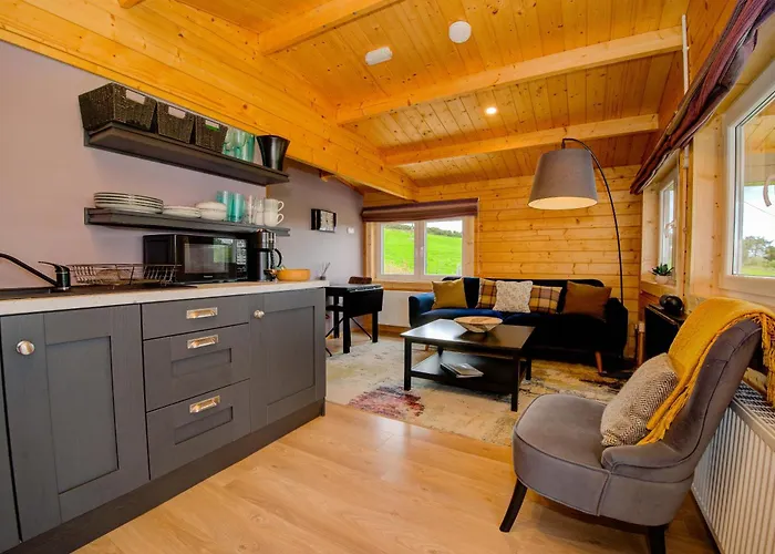 Luxury Log With Private Hot Tub & Sea Views *