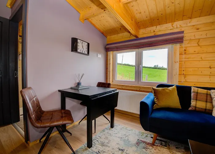 Luxury Log With Private Hot Tub & Sea Views *