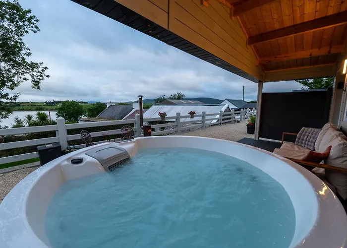 Апартаменты Luxury Log With Private Hot Tub & Sea Views *