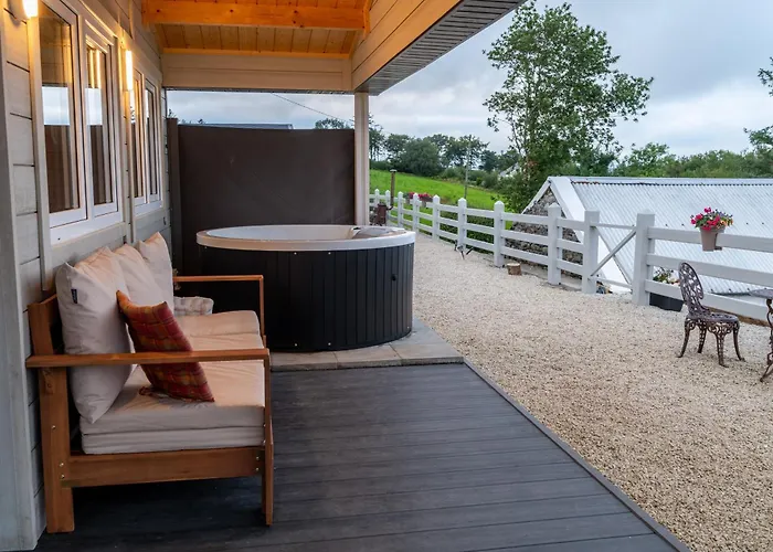 Luxury Log With Private Hot Tub & Sea Views *