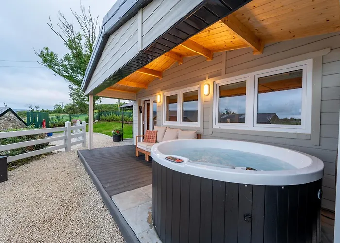 Апартаменты Luxury Log With Private Hot Tub & Sea Views