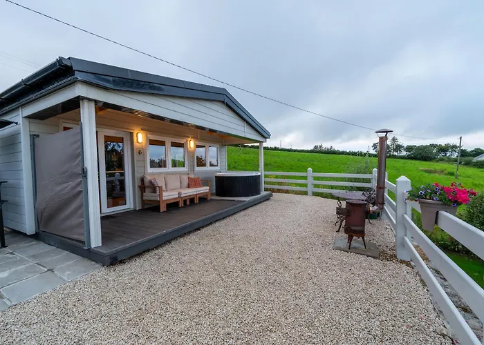 Luxury Log With Private Hot Tub & Sea Views Апартаменты *