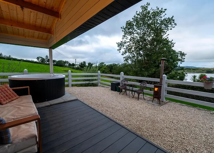 Апартаменты Luxury Log With Private Hot Tub & Sea Views Леттеркенни
